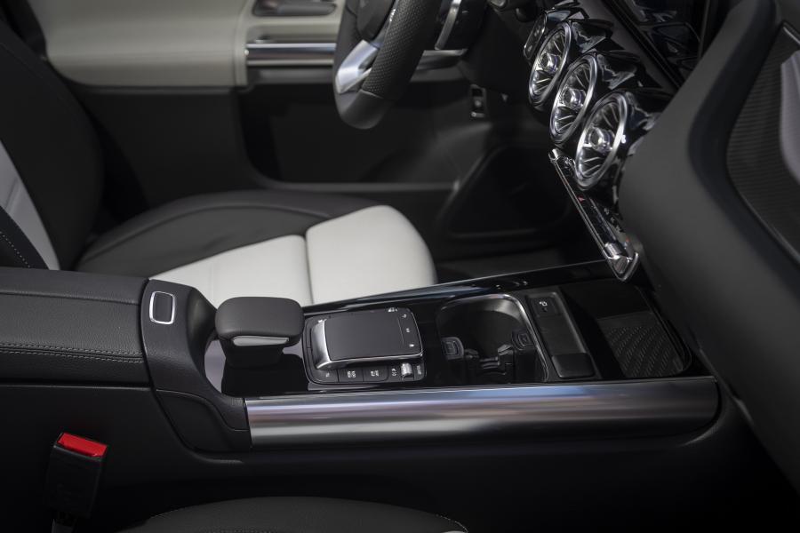 Интерьер Mercedes-Benz GLA250 AMG Line (H247) 2020 года  (NA) (фото 82 из 96)